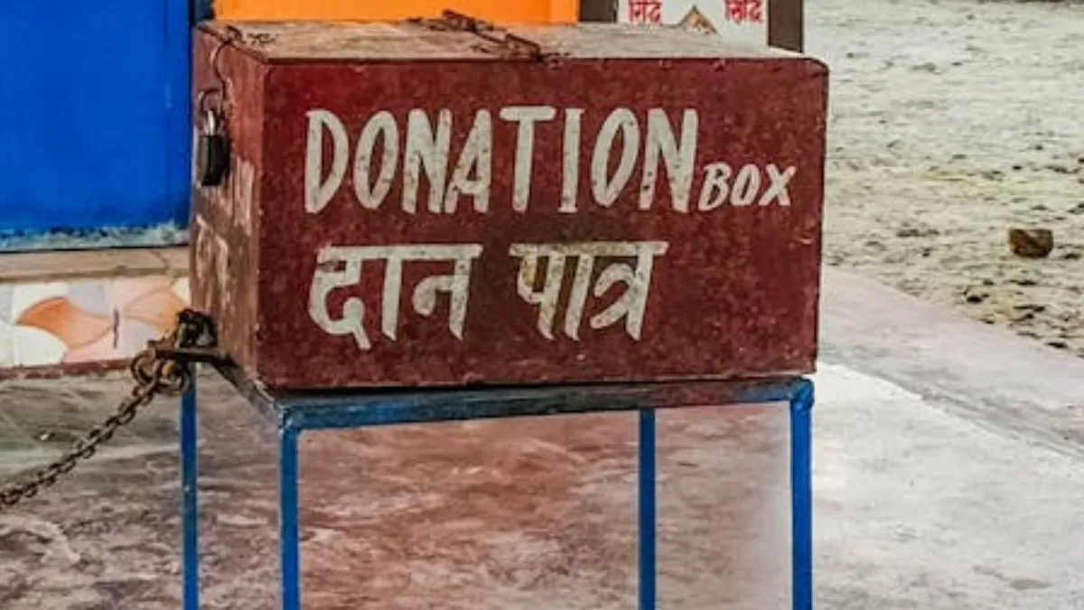 मंदिर के दानपात्र में गिर गया श्रद्धालु का आईफोन, वापस मांगने पर लौटाने से किया इनकार; जानें पूरा मामला दानपात्र में गिरा आईफोन वापस करने से किया इनकार।- India TV Hindi