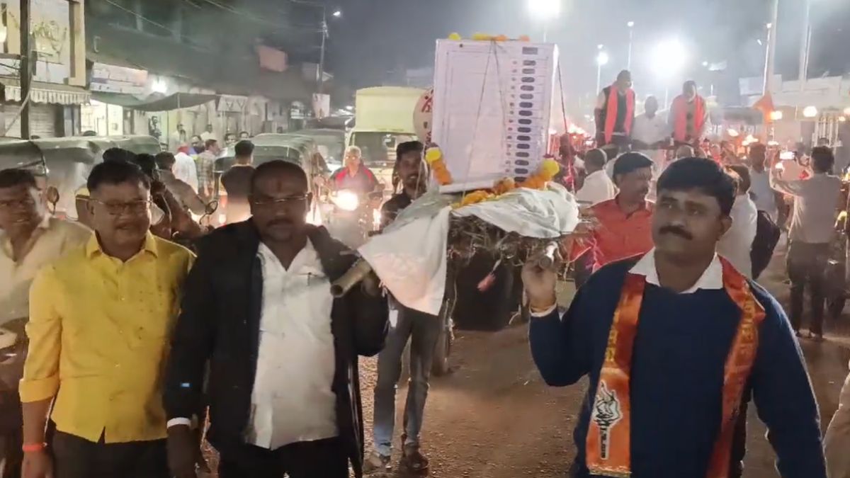 महा विकास अघाड़ी ने EVM की निकाली शव यात्रा, की नारेबाजी; लगाए गंभीर आरोप