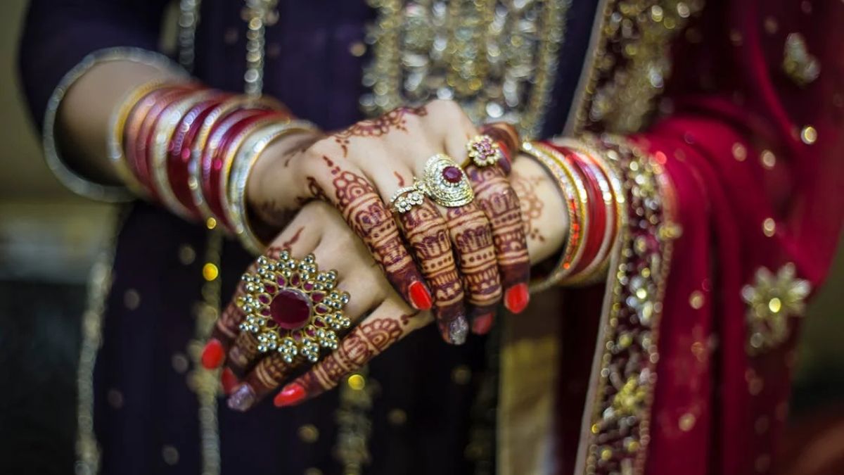 तीन बच्चों की मां पर सवार हुआ आशिकी का भूत, भीड़ ने पकड़कर करा दी शादी; 5 साल से था प्रेम प्रसंग