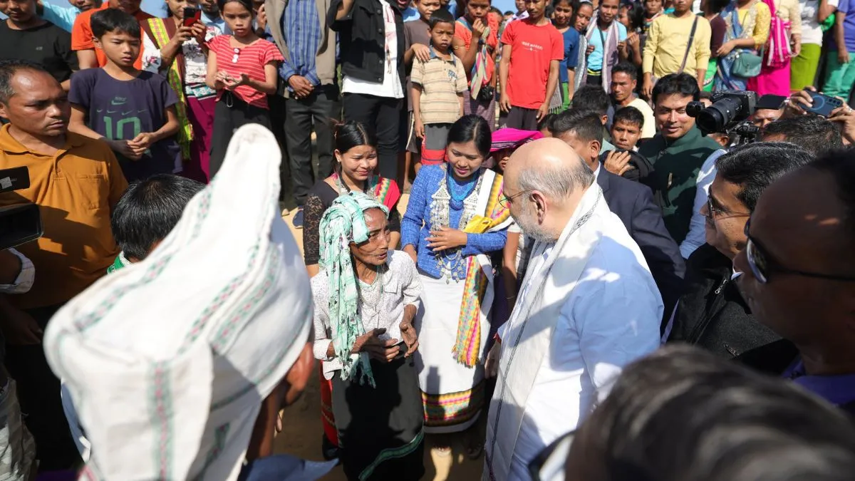 त्रिपुरा के ब्रू आदिवासियों से मिले अमित शाह, विस्थापन के बाद मिलने वाली सरकारी सेवाओं की ली जानकारी ब्रू आदिवासियों से मिले अमित शाह।- India TV Hindi