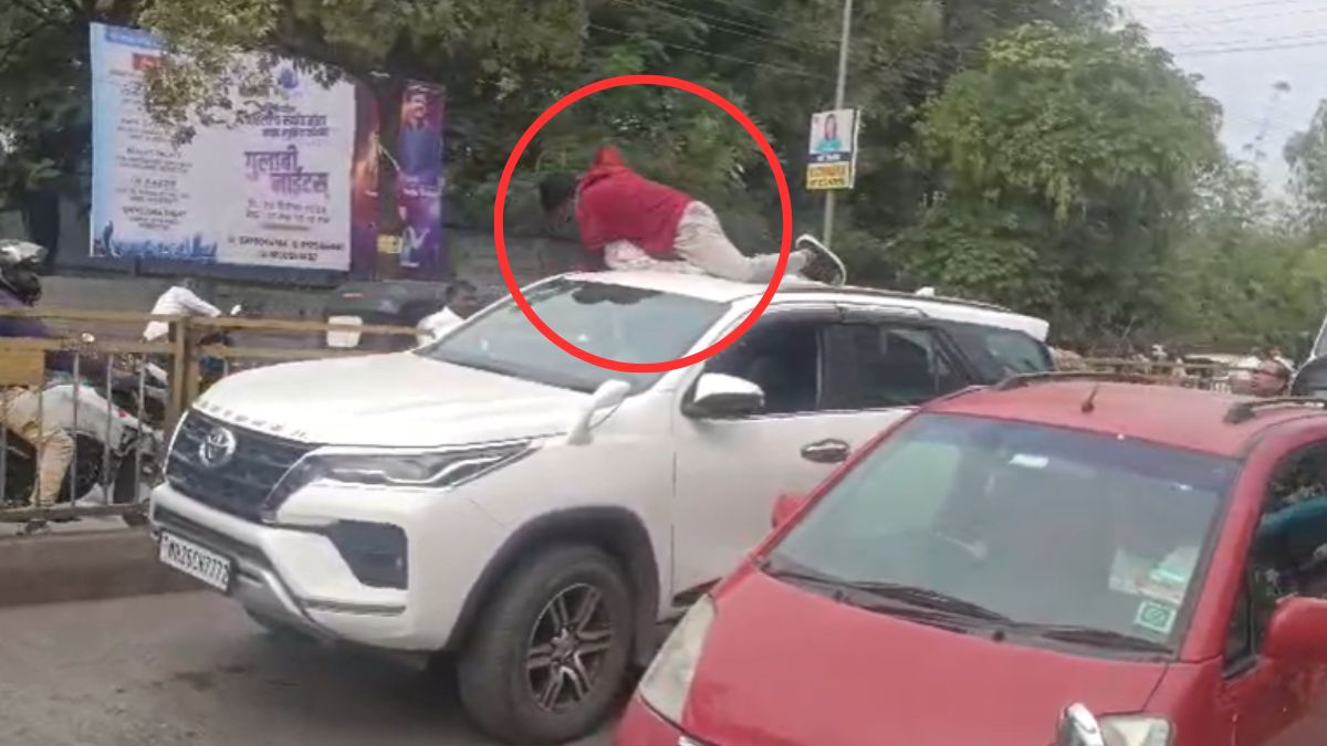 हॉर्न बजाने से नाराज हुआ शख्स, कार की छत पर चढ़कर किया हंगामा; देखें Video