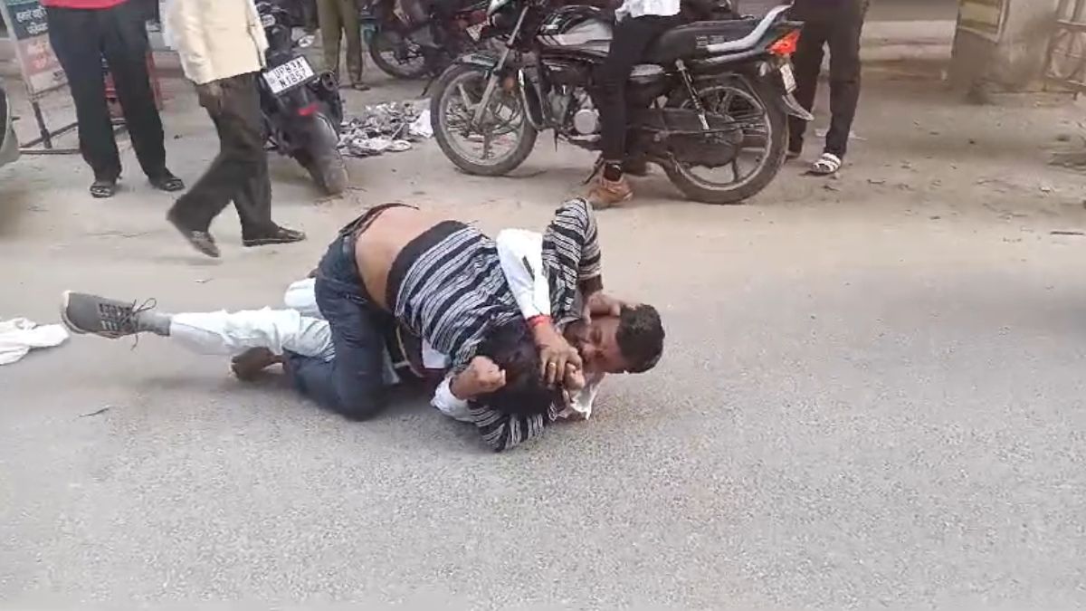 Video: नशे में टल्ली होकर आपस में भिड़े दो सरकारी कर्मचारी, सड़क पर एक-दूसरे को पटक-पटक कर मारा