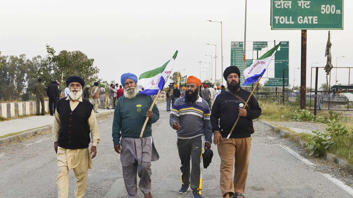 पंजाब के किसान आज पैदल दिल्ली कूच करेंगे, हरियाणा में पुलिस का सख्त पहरा, अंबाला-दिल्ली बॉर्डर पर बैरिकेडिंग