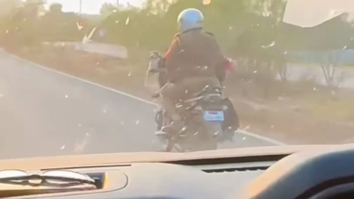 'आ गई सर्दी', ठंड से बचने के लिए पुलिस वाले ने कैदी से चलवाई बाइक! खुद पीछे चिपक कर आराम से बैठा बाइक चलाता कैदी, पीछे बैठा पुलिस वाला- India TV Hindi