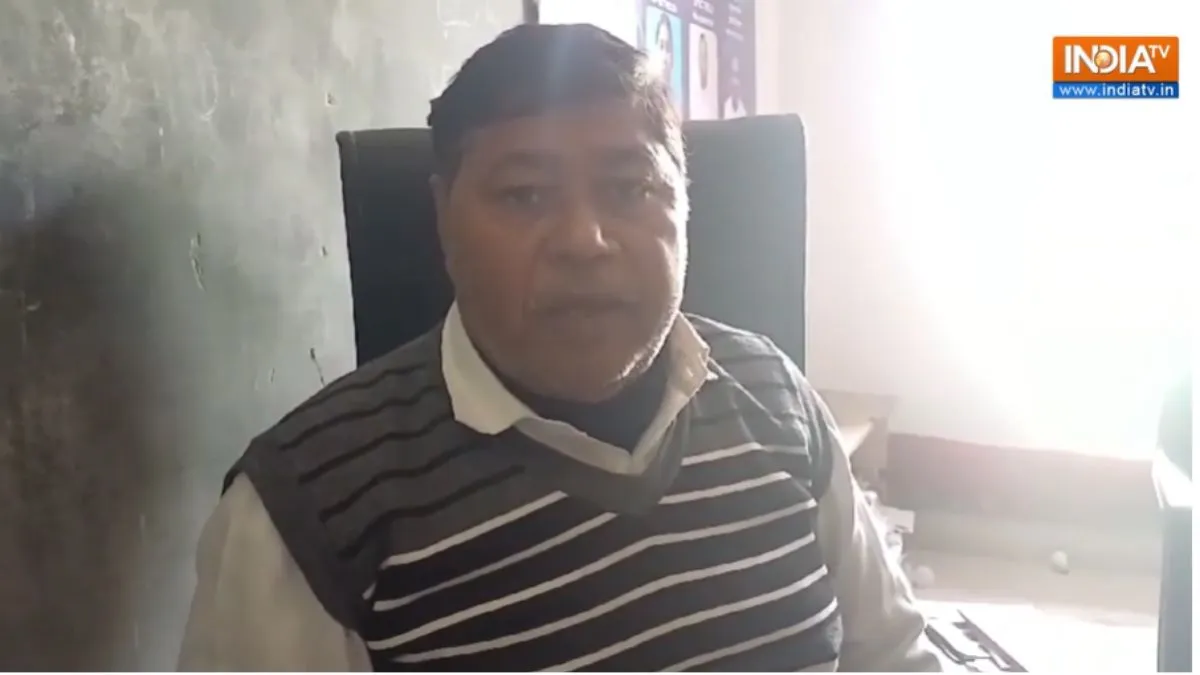 40 दिन बची हुई थी नौकरी, अंडा चोरी के आरोप में सस्पेंड हुए हेडमास्टर रूपनंदन प्रिंसिपल सुरेश सहनी - India TV Hindi