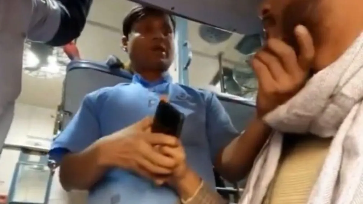 15 वाली वॉटर बॉटल 20 में बेच रहा था, शख्स ने Video बना शिकायत करने को कहा तो हाथ जोड़ने लगा वेंडर वेंडर का वीडियो यात्री ने बना लिया, जो अब सोशल मीडिया पर वायरल हो रहा है- India TV Hindi