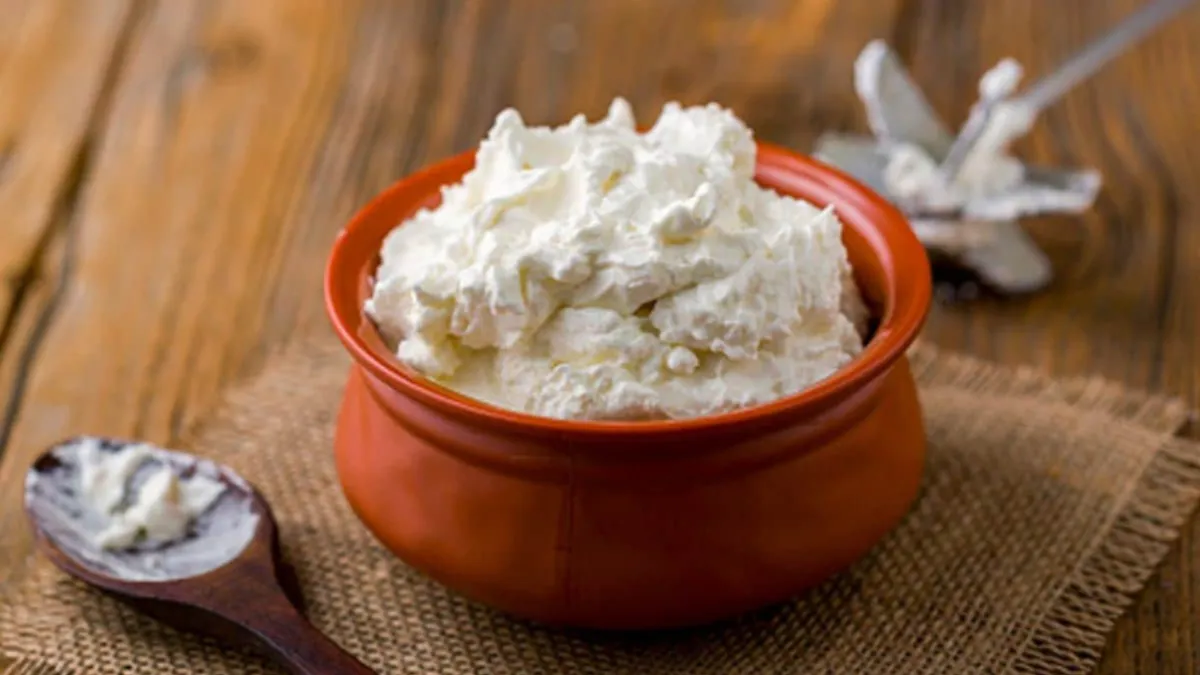 सफेद मक्खन घर पर कैसे बनाएं, जानिए आसान तरीका, पराठा और रोटी पर लगाकर खूब खाएं White Butter Making - India TV Hindi