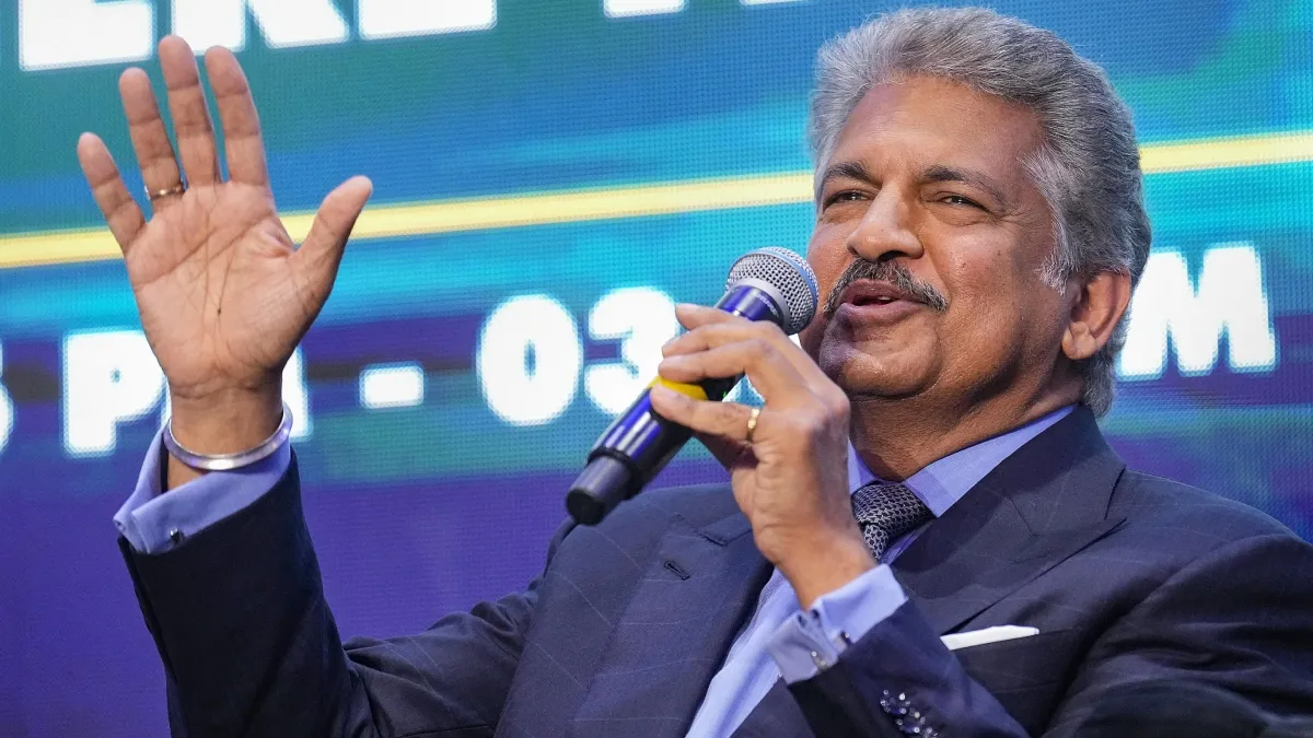 "मेरी पत्नी बहुत खूबसूरत है, उसे निहारना अच्छा लगता है", काम के घंटे पर छिड़ी बहस के बीच आनंद महिंद्रा ने ली चुटकी आनंद महिंद्रा- India TV Hindi