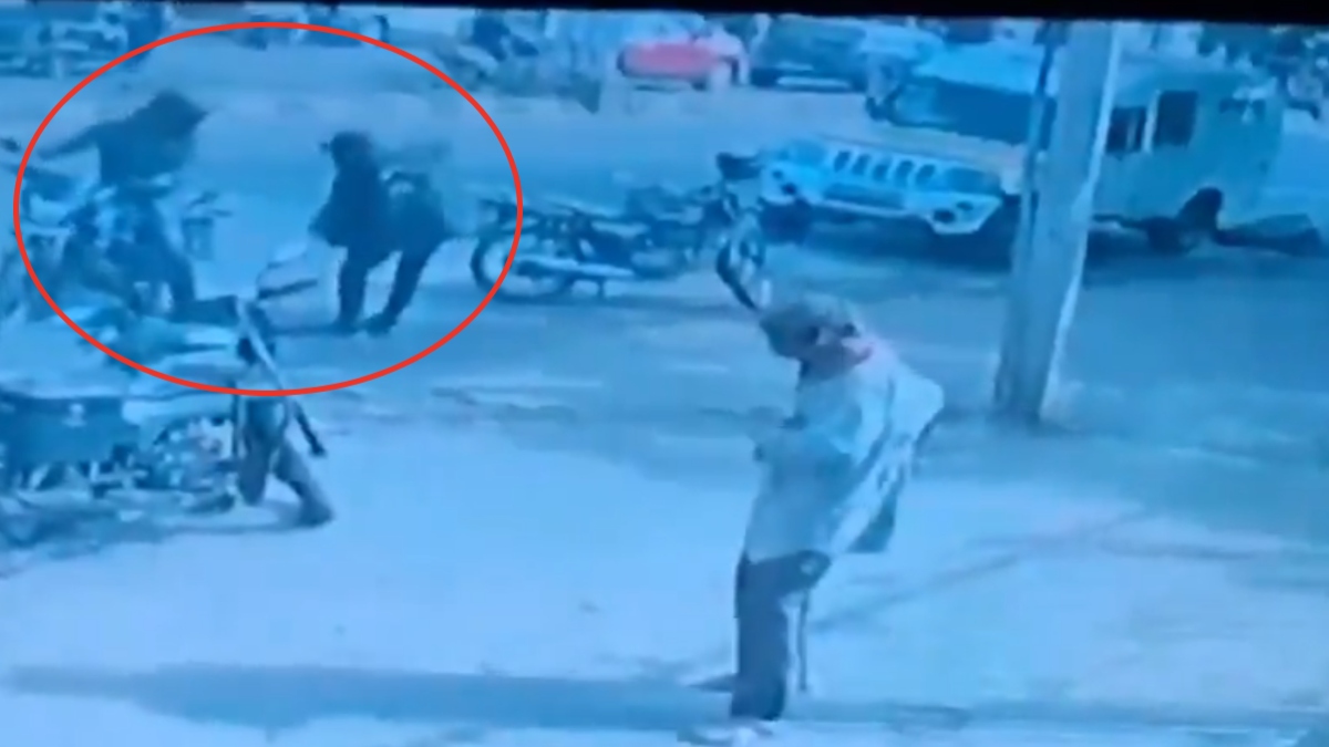 बीदर में 93 लाख लूटने के बाद लुटेरों ने हैदराबाद में ट्रैवलकर्मी पर की फायरिंग, पूरे शहर में हाई अलर्ट बीदर में 93 लाख लूटने के बाद लुटेरों ने हैदराबाद में ट्रैवलकर्मी पर की फायरिंग, पूरे शहर में हाई अलर्ट