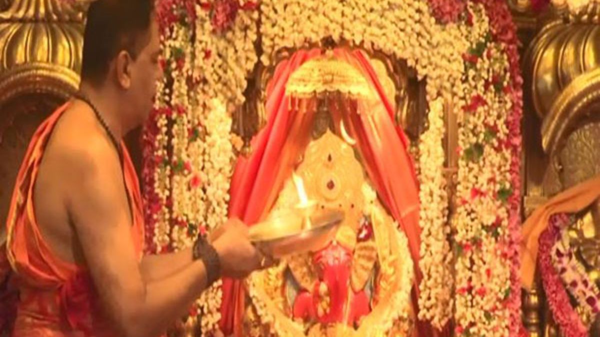 सिद्धिविनायक मंदिर में दर्शन करने जा रहे श्रद्धालु ध्यान दें, इस तरह के कपड़े पहनने पर होगी नो एंट्री