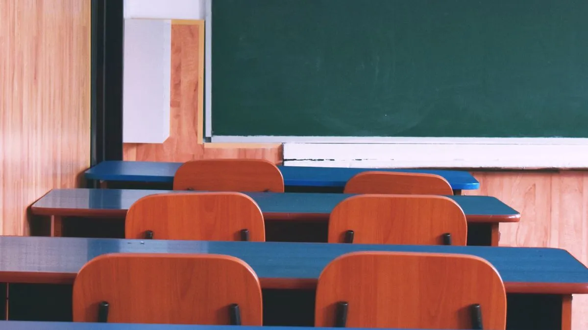 वाराणसी में सभी स्कूलों की फिजिकल क्लासेज बंद- India TV Hindi