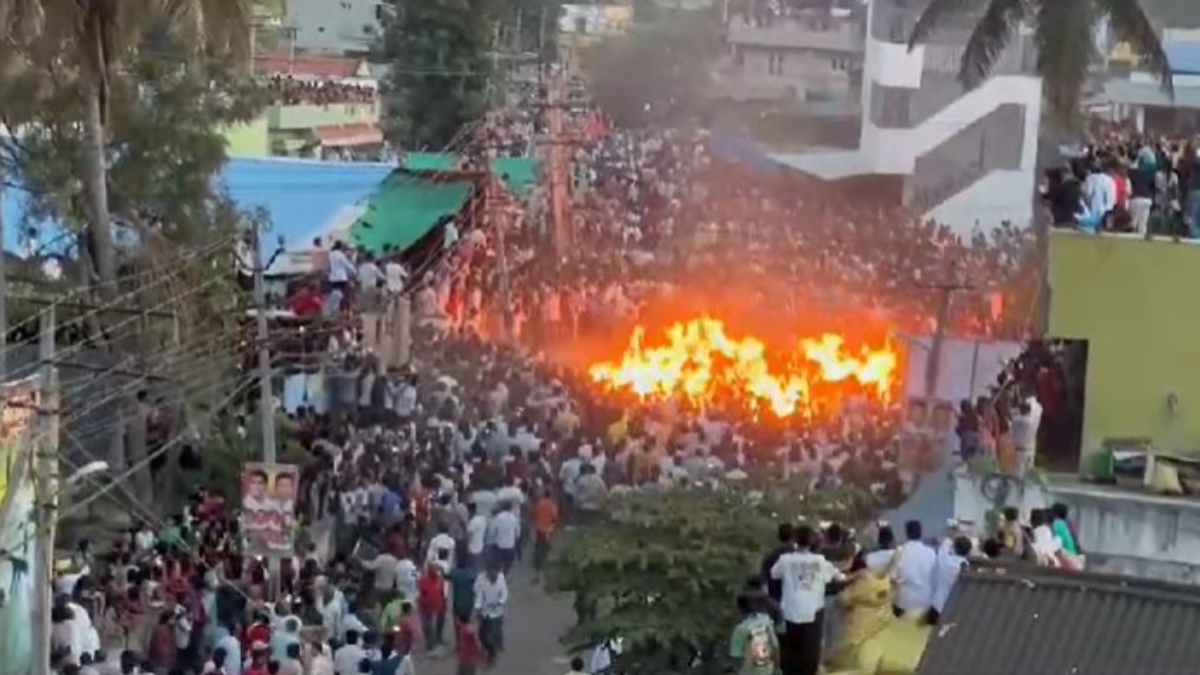 VIDEO: कर्नाटक में अंगारों से गुजरते बैल ने 3 लोगों को मारी टक्कर, बेसुध होकर गिरे