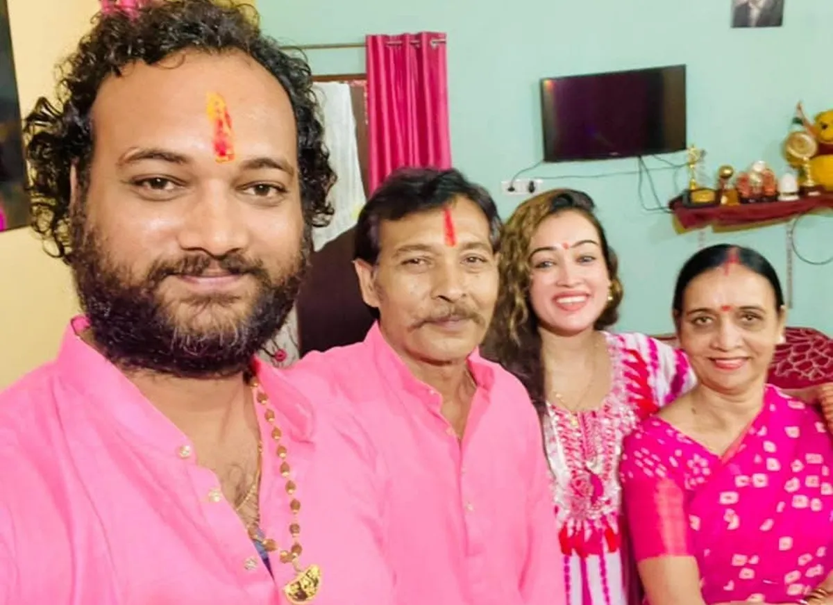 Mahakumbh 2025: 'मेरी बेटी ने दीक्षा ली है संन्यास नहीं, हम जल्द उसकी शादी कर देंगे', महाकुंभ में चर्चित चेहरा हर्षा रिछारिया के माता पिता का एक्सक्लूसिव इंटरव्यू Harsh rchharia- India TV Hindi
