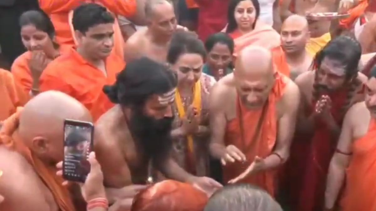 VIDEO: महाकुंभ में भगदड़ के बाद अमृत स्नान शुरू, हेमा मालिनी ने संगम में लगाई डुबकी, रामदेव-अवधेशानंद गिरि भी मौजूद VIDEO: महाकुंभ में भगदड़ के बाद अमृत स्नान शुरू, हेमा मालिनी ने संगम में लगाई डुबकी, रामदेव-अवधेशानंद गिरि भी मौजूद
