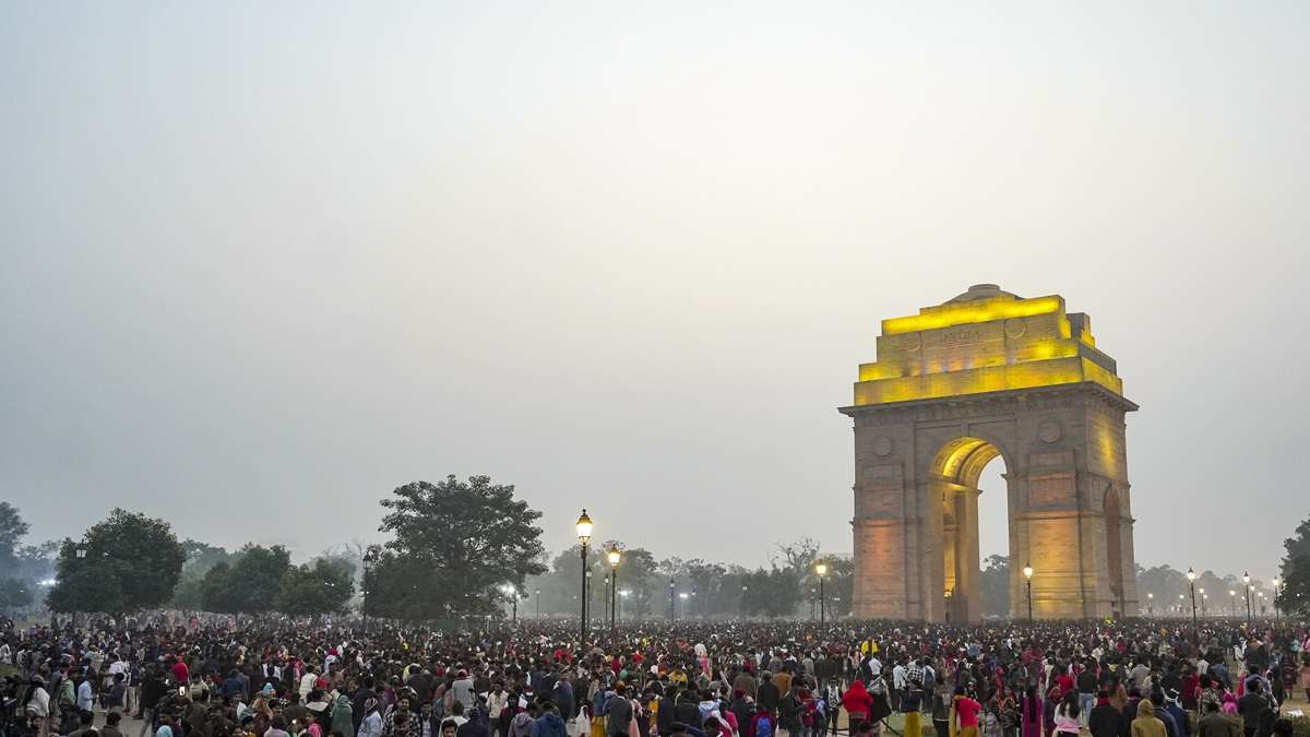 नए साल के पहले दिन जाम हुई दिल्ली, इंडिया गेट पर उमड़ी हजारों की भीड़; देखें VIDEO – India TV Hindi