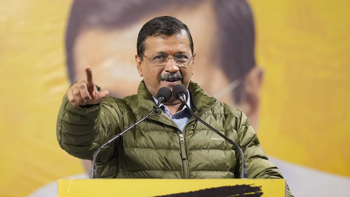 ‘कमल का बटन दबाते ही चली जाएगी बिजली’, केजरीवाल ने दिल्लीवासियों को किया आगाह