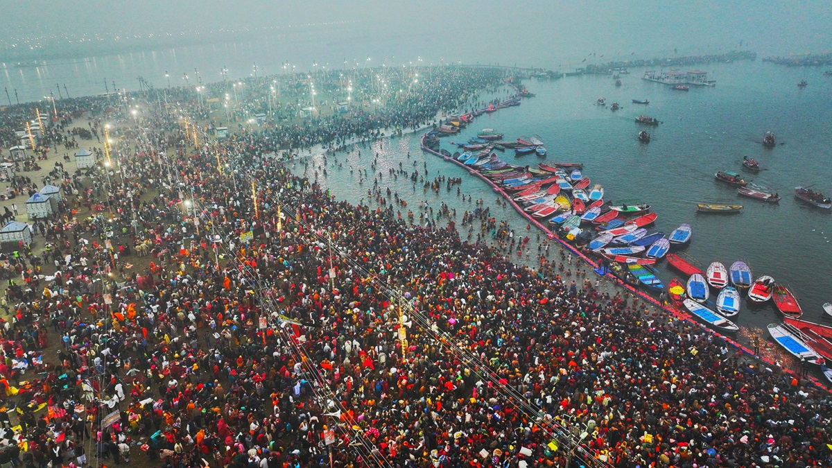 महाकुंभ के पहले दिन रिकॉर्ड डेढ़ करोड़ श्रद्धालुओं ने लगाई डुबकी, जानें CM योगी ने क्या कहा