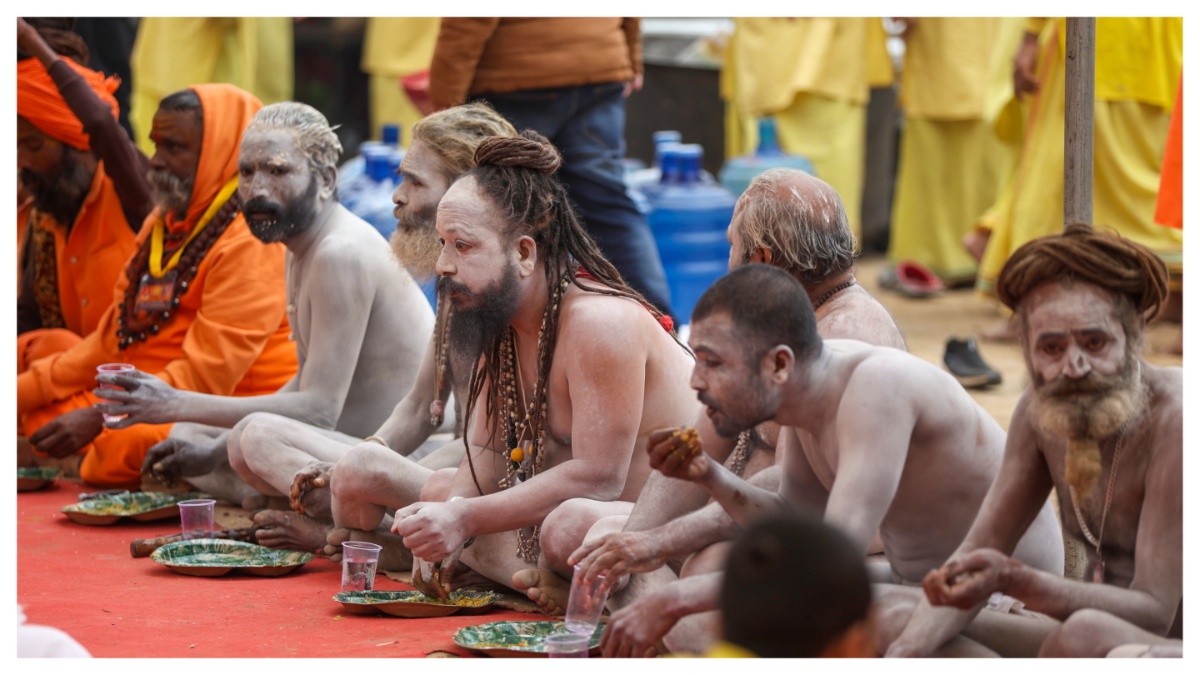 Mahakumbh 2025: महाकुंभ स्नान के बाद इन चीजों का दान करना बेहद शुभ, देवी-देवताओं के साथ ही पितृ भी होंगे प्रसन्न