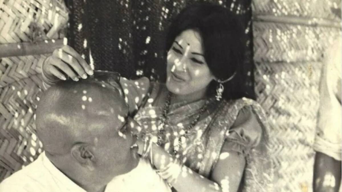 कौन है ये खूंखार विलेन? जिसके गंजे सिर पर कंघी फेर रही हैं मौसमी चटर्जी – India TV Hindi कौन है ये खूंखार विलेन? जिसके गंजे सिर पर कंघी फेर रही हैं मौसमी चटर्जी – India TV Hindi