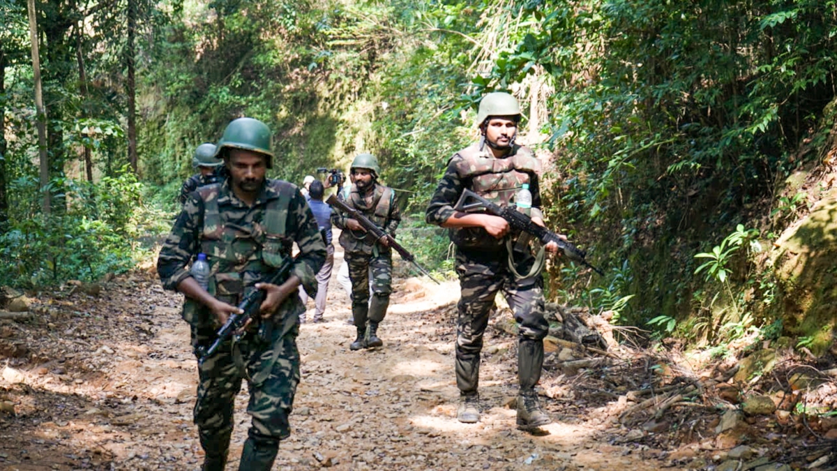 छत्तीसगढ़ के अबूझमाड़ में नक्सलियों ने सुरक्षाबलों पर की गोलीबारी, मुठभेड़ जारी – India TV Hindi