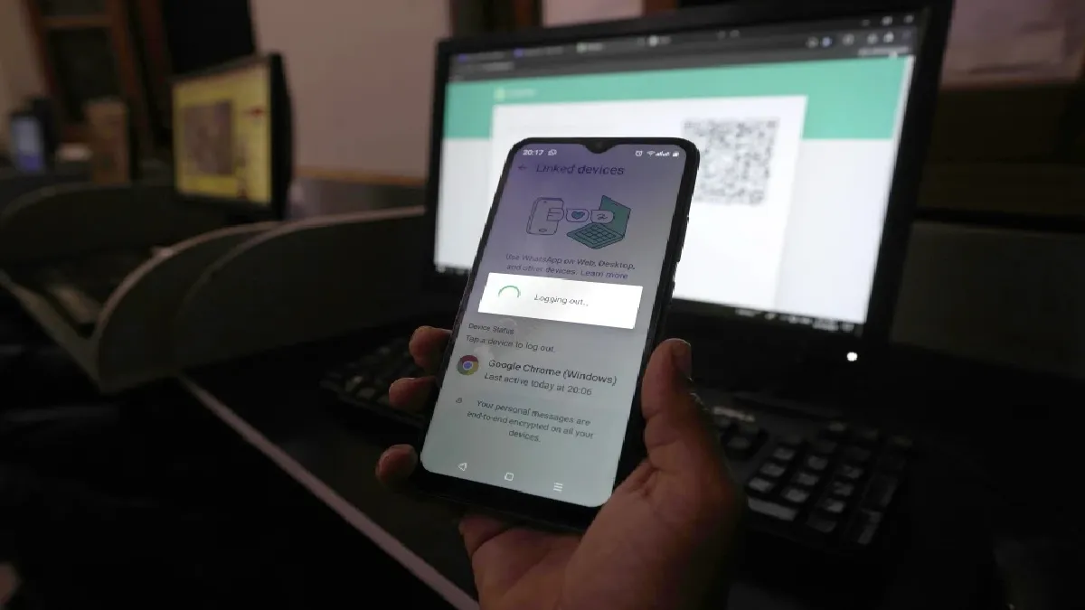 पाकिस्तान: संसद से साइबर कानूनों में विवादस्पद बदलाव को मिली मंजूरी, पत्रकारों ने किया विरोध पाकिस्तान में सोशल मीडिया का इस्तेमाल करता हुआ शख्स- India TV Hindi