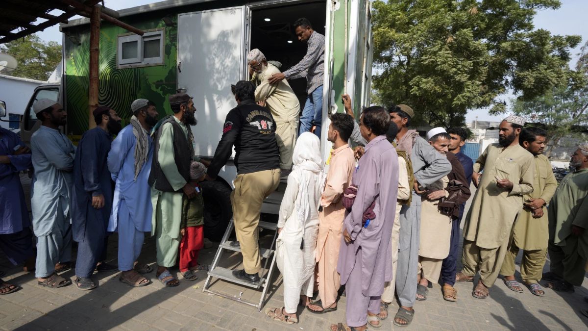 अफगानिस्तान-पाकिस्तान में और बिगड़ेगी बात? 800 अफगानों की हिरासत बना बड़ा मुद्दा