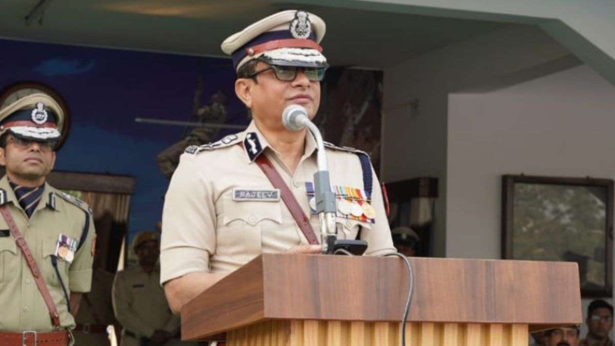 ‘…तो हम चार गुना ताकत से जवाब देंगे’, जानें आखिर किस पर भड़क गए बंगाल के DGP ‘…तो हम चार गुना ताकत से जवाब देंगे’, जानें आखिर किस पर भड़क गए बंगाल के DGP