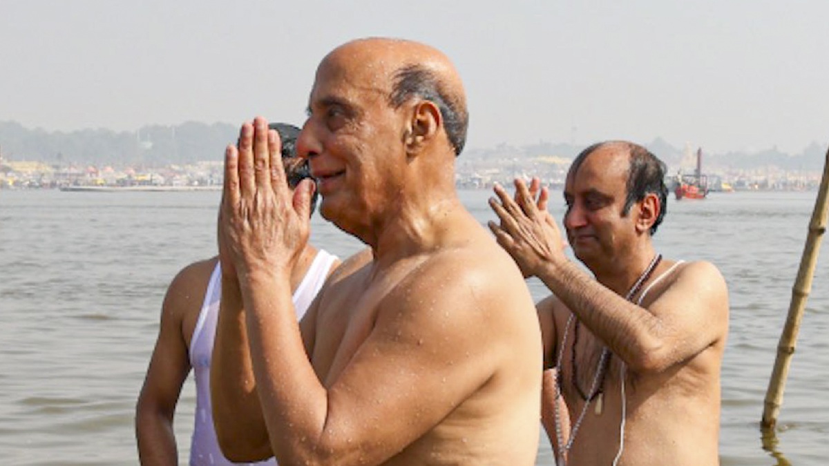 महाकुंभ 2025: रक्षा मंत्री राजनाथ सिंह ने संगम पर लगाई डुबकी, मेला प्रबंधन को लेकर सीएम योगी की तारीफ में कही ये बात