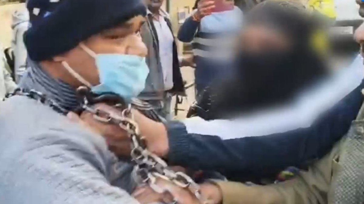 VIDEO: “मेरा जीवन क्यों बर्बाद किया?”, कोर्ट परिसर में ही आरोपी को पीटने लगी रेप पीड़िता