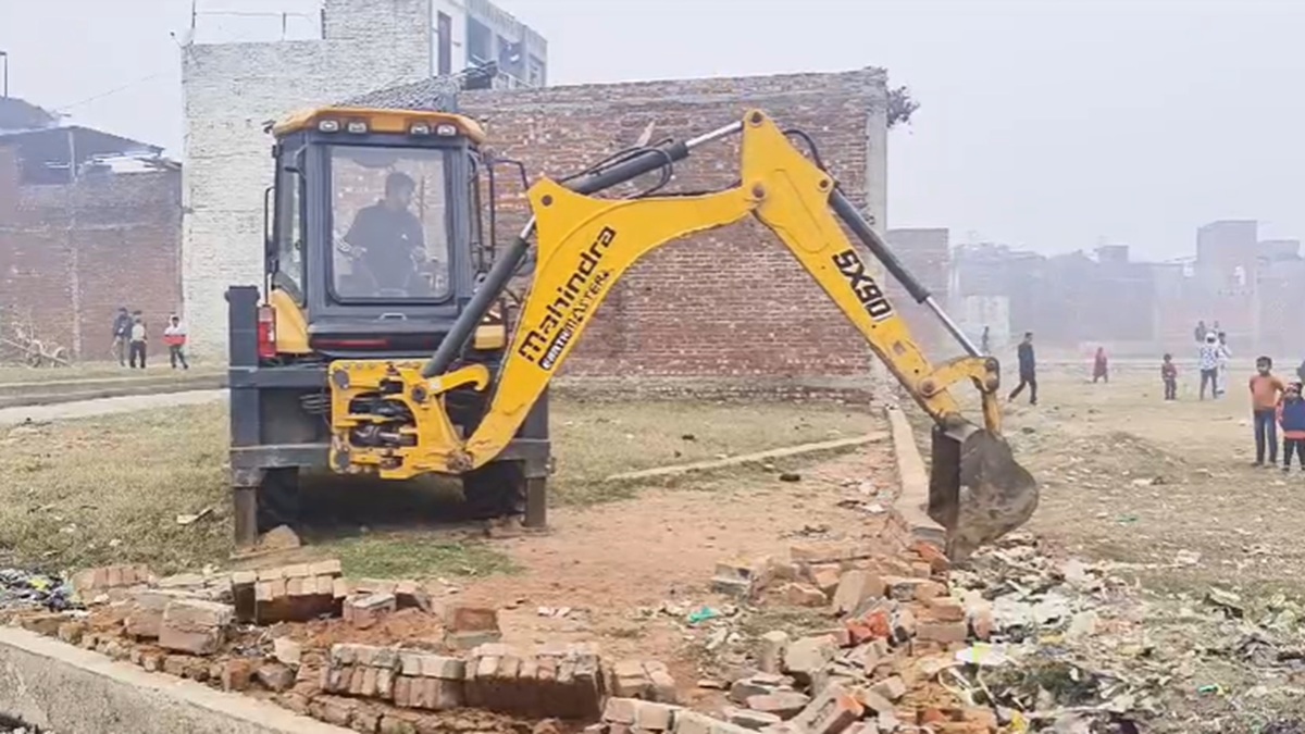 यूपी: संभल से बड़ी खबर, सती मठ की भूमि पर था जुबैद नाम के शख्स का अवैध कब्जा, SDM ने चलवाया बुलडोजर