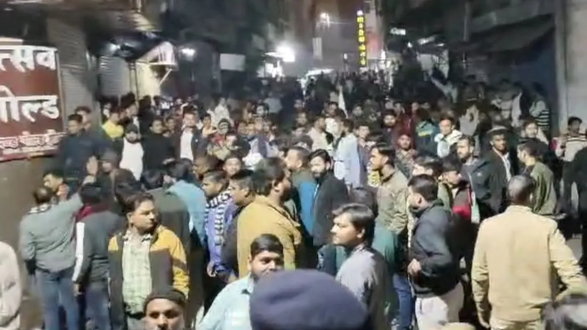 सागर: मंदिर में तोड़फोड़ के बाद दो पक्षों के बीच जबरदस्त झड़प, इलाके में भारी पुलिस बल तैनात, देखें वीडियो Sagar- India TV Hindi