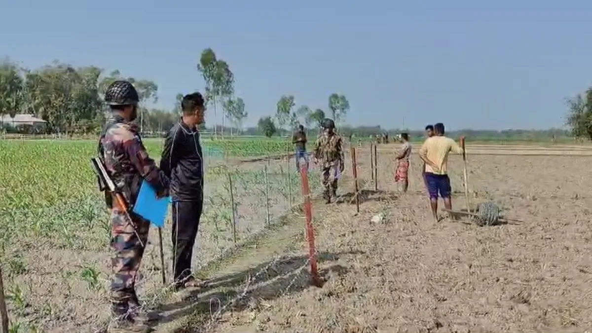 हदें पार कर रहा बांग्लादेश? कंटीली तार लगाने में बाधा बन रहे BGB के जवान, काम रोकने की कोशिश India Bangladesh Border- India TV Hindi