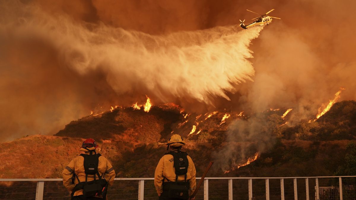 Los Angeles Fire: लंका की तरह जल रहा लॉस एंजिल्स, मौतों का आंकड़ा पहुंचा 16; आग की लपटों पर अब “एयरस्ट्राइक”