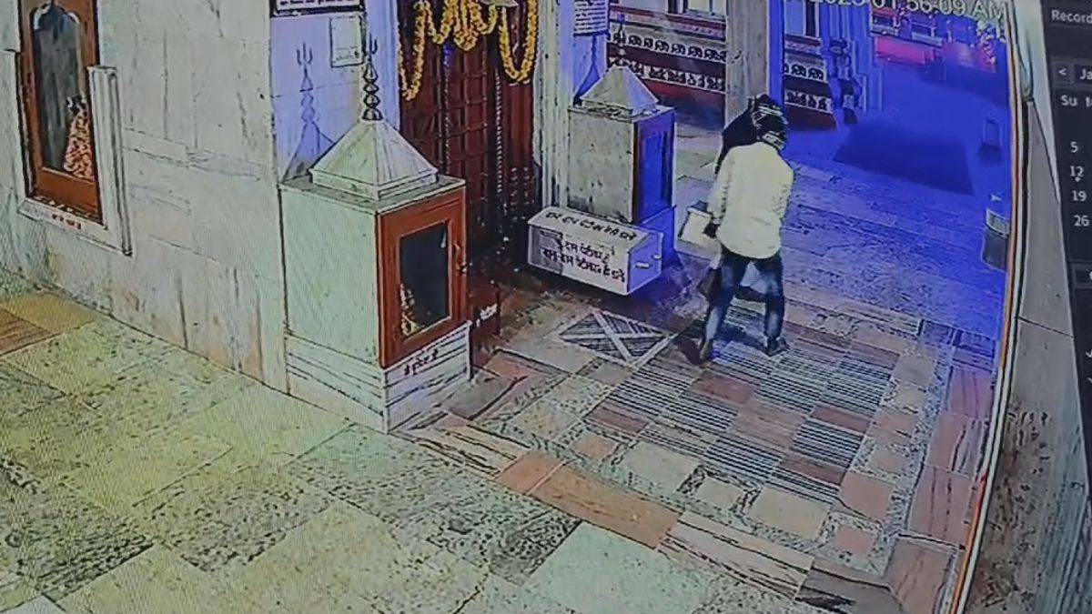 यूपी के देवरिया में मंदिर से दान पेटिका उठा ले गए चोर, चोरी की वारदात सीसीटीवी में कैद