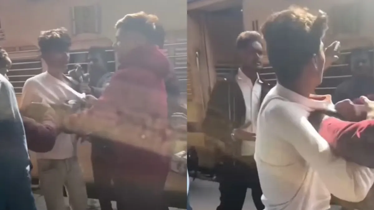 लड़के को मारते हुए भीड़- India TV Hindi