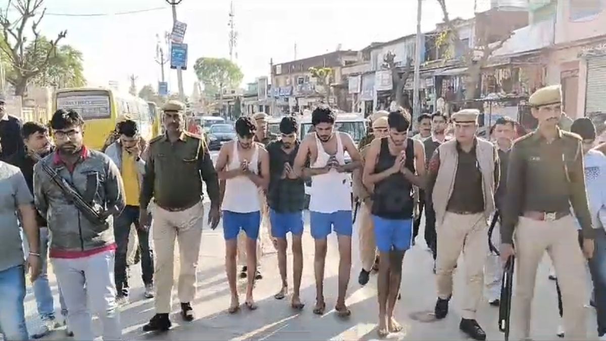 VIDEO: फायरिंग करने वाले बदमाश बने ‘भीगी बिल्ली’, पुलिस ने कच्छे-बनियान में भरे बाजार निकाला जुलूस