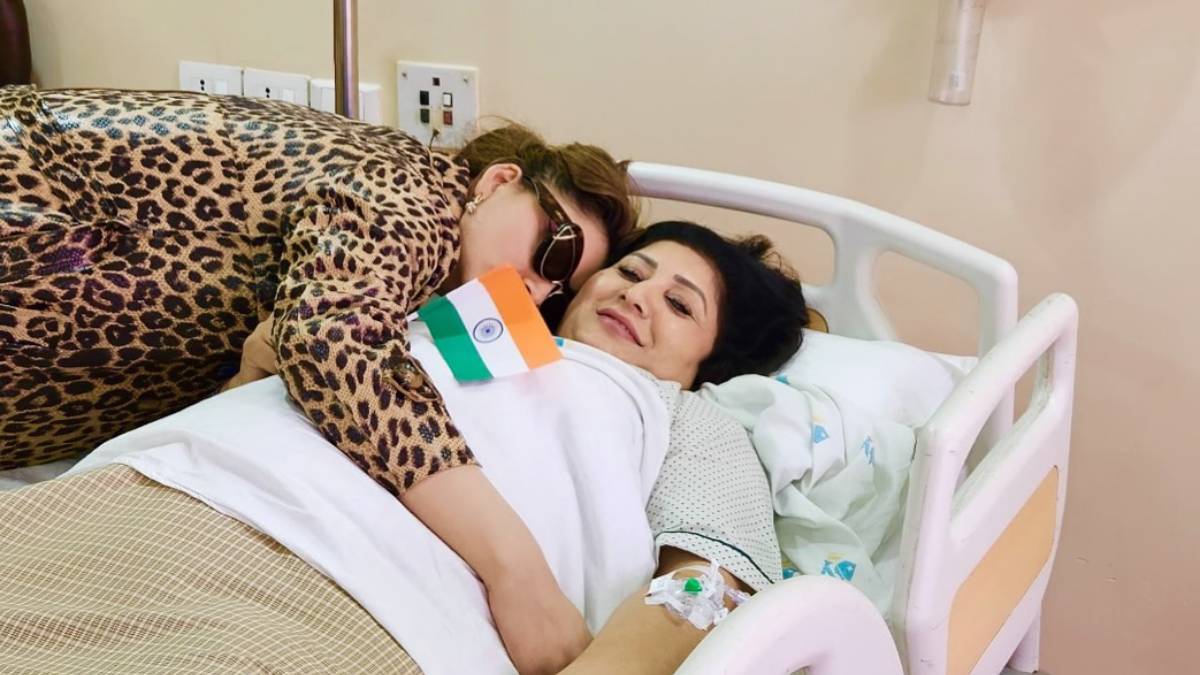 ‘डाकू महाराज देखकर ये हाल हुआ’, अस्पताल में भर्ती हुई मां, गॉगल पहने एक्ट्रेस ने लगाया गले, लोग कर रहे ऐसे कमेंट
