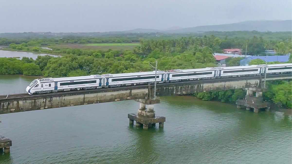 अब वंदे भारत और तेजस एक्सप्रेस में भी ‘FREE’ यात्रा कर सकेंगे सरकारी कर्मचारी, केंद्र ने दी मंजूरी