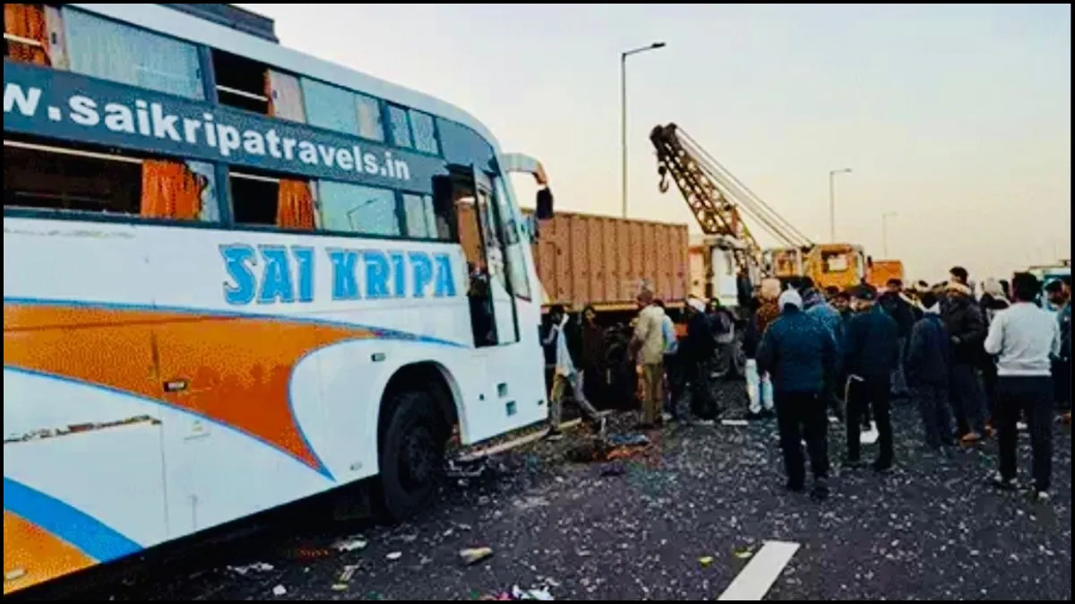 महाकुंभ से लौट रहे श्रद्धालुओं की बस ट्रक में घुसी, 3 की मौत, 2 की हालत गंभीर Bus Accident- India TV Hindi