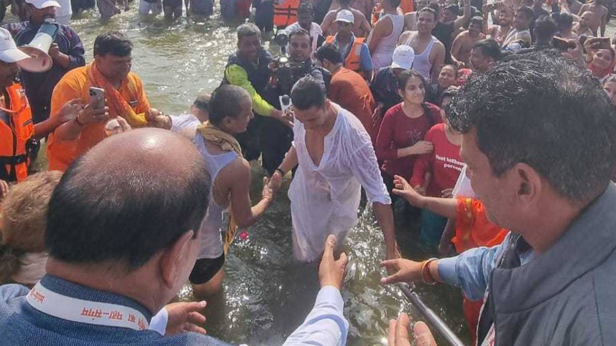 महाकुंभ में अक्षय कुमार ने लगाई आस्था की डुबकी, भारी भीड़ के बीच किया कुछ ऐसा – India TV Hindi