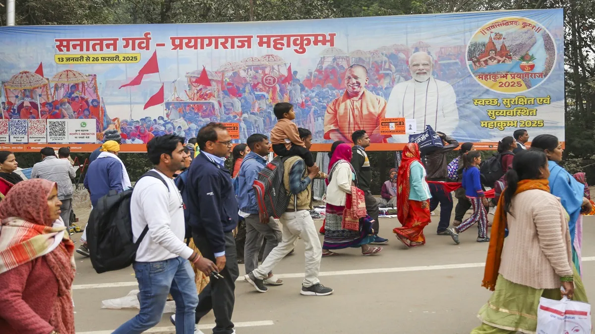महाकुंभ में रस्सियां, गांठ और घुंघरू बांधकर क्यों चल रहे श्रद्धालु? mahakumbh devotees- India TV Hindi