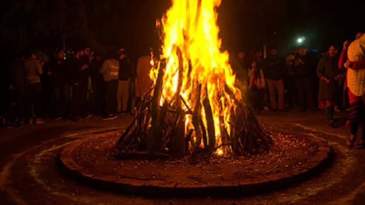 Holika Dahan 2025: कब करना रहेगा होलिका दहन, कितना मिलेगा समय? जानें सही  टाइम और मुहूर्त - India TV Hindi