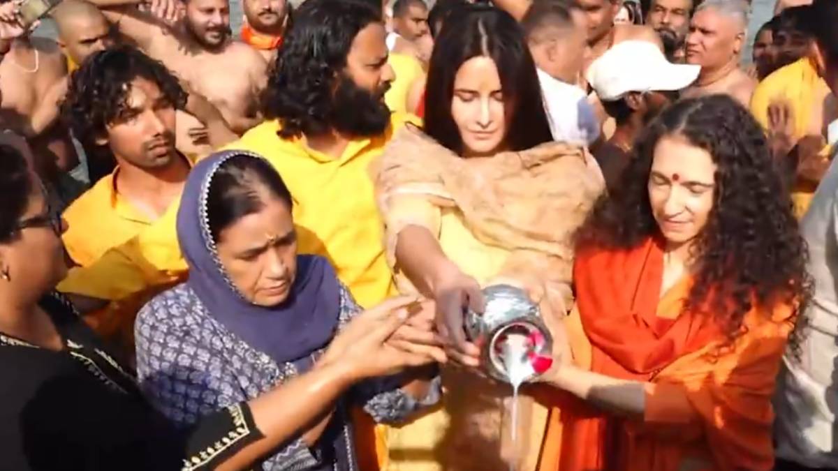 महाकुंभ में सास का सहारा बनीं कैटरीना कैफ, संगम में लगाई पावन डुबकी – India TV Hindi