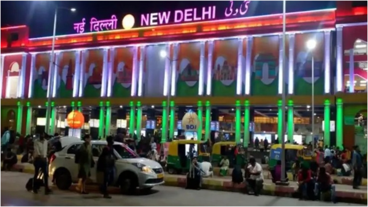 New Delhi Railway Station Stampede: नई दिल्ली रेलवे स्टेशन पर मची भगदड़, कुंभ जाने के लिए भारी संख्या में पहुंचे थे यात्री