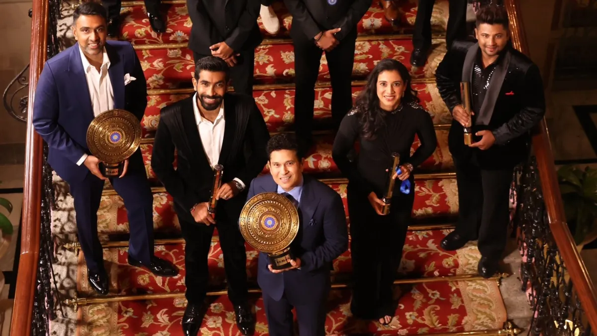 BCCI अवॉर्ड्स में इन प्लेयर्स की लगी लॉटरी, जानें किस को मिला कौन-सा अवॉर्ड; देखें पूरी लिस्ट बीसीसीआई द्वारा अवॉर्ड लेने के बाद सचिन तेंदुलकर- India TV Hindi