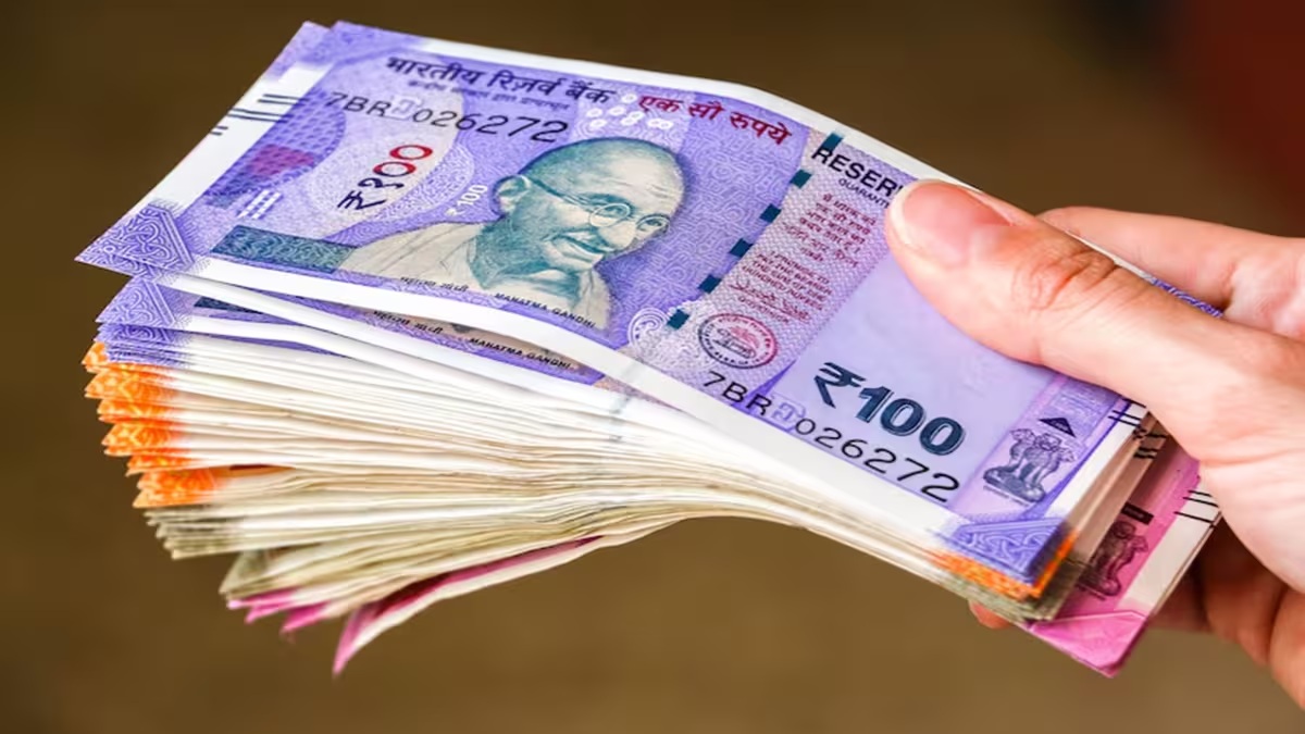 कराह रहा रुपया, अमेरिकी डॉलर के मुकाबले लगातार गिर रहा, 16 पैसे गिरकर आज फिर बना गया रिकॉर्ड