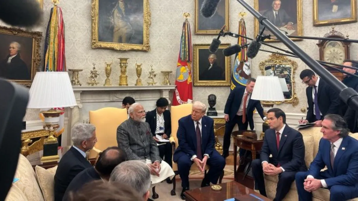 PM Modi US Visit: "हम सिर्फ वेरीफाइड अवैध प्रवासी भारतीयों को वापस लेंगे, मगर मानव तस्करी पर भी सख्ती जरूरी" ह्वाइट हाउस में पीएम मोदी और अमेरिका के राष्ट्रपति डोनाल्ड ट्रंप। - India TV Hindi