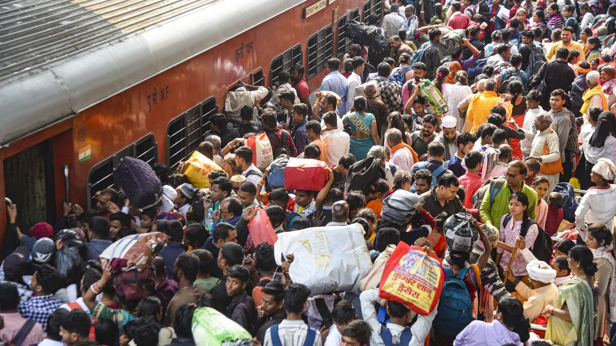 महाकुंभ के अंतिम सप्ताह में भीड़ बढ़ने की आशंका, रेलवे स्टेशनों पर किए गए ये खास इंतजाम