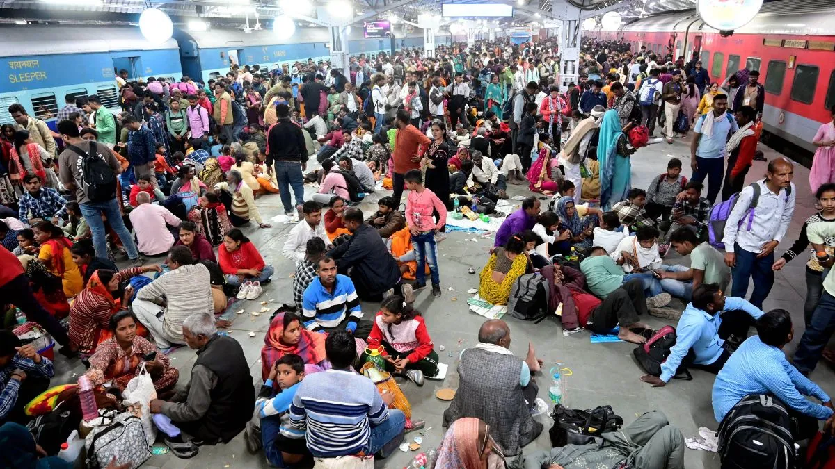 महाशिवरात्रि पर महाकुंभ में उमड़ा जनसैलाब, प्रयागराज से चलाई जाएंगी 350 ट्रेनें, रेलवे ने किए खास इंतजाम Prayagraj, Mahakumbh crowd- India TV Hindi