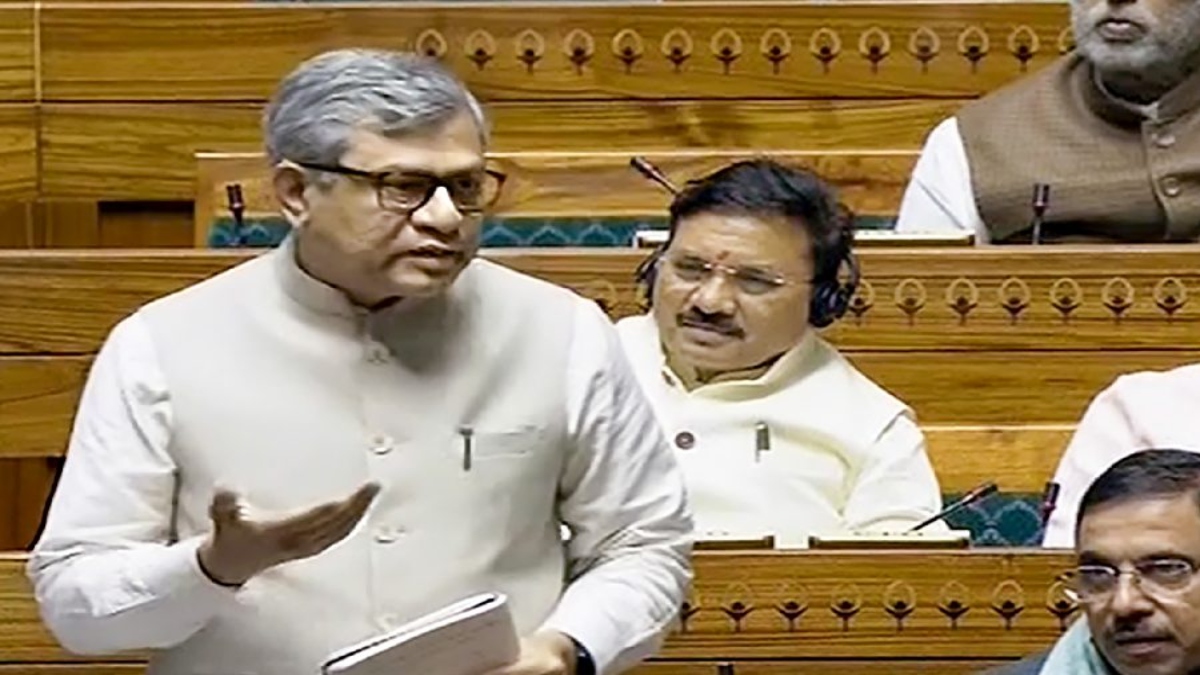 क्या रेलवे काउंटर से लिया गया ट्रेन टिकट ऑनलाइन किया जा सकता है रद्द? संसद में अश्विनी वैष्णव ने दी जानकारी